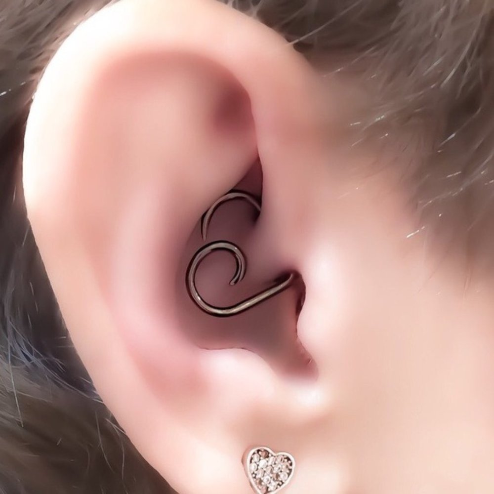 NWT BOUTIQUE Hand crafted Heart Daith Earring